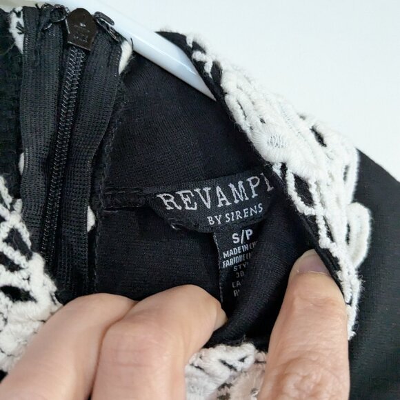 *3/$10* BNWT Revamped Lace Collar Dress Black White Size Small - Picture 3 of 6